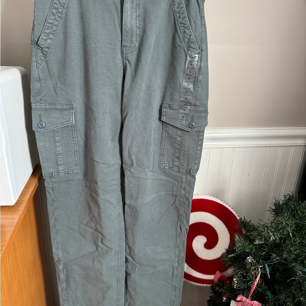 Women’s AE high rise Straight Cargo Pants - size 6 fit tight